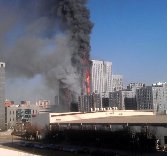 天津南開區華苑鑫茂科技園一高層突發大火