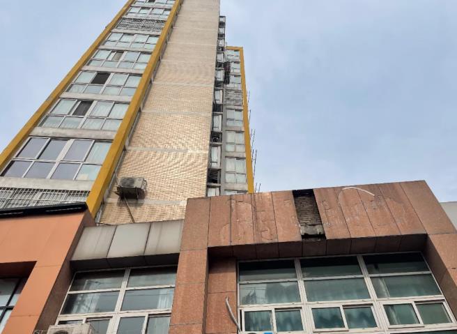 江蘇丹陽某公寓外墻脫落,引市民擔(dān)憂